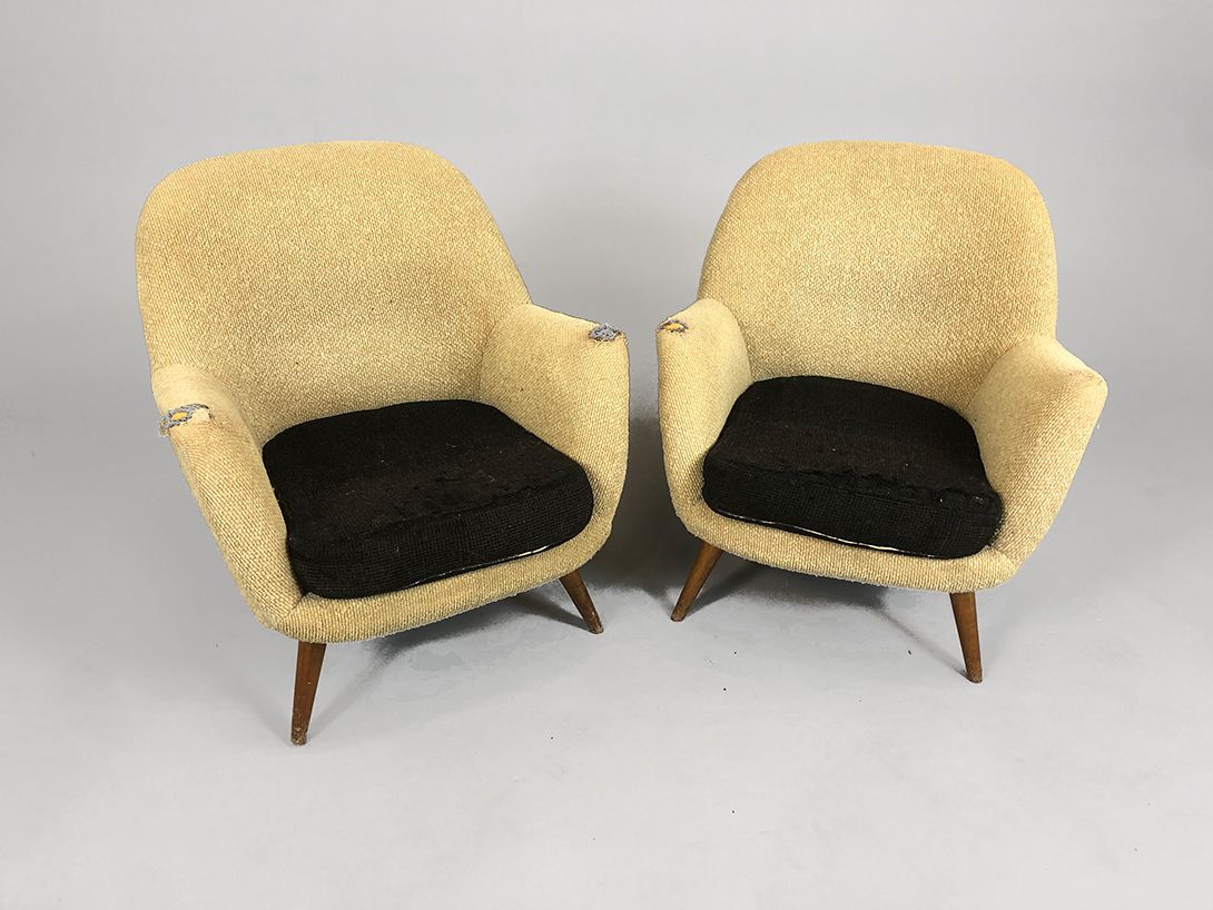 Foto Beige Armchair with Black Seat and Wooden Feet