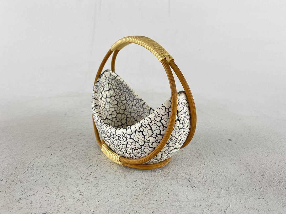 Foto Tiny Cracked Bowl with Handle
