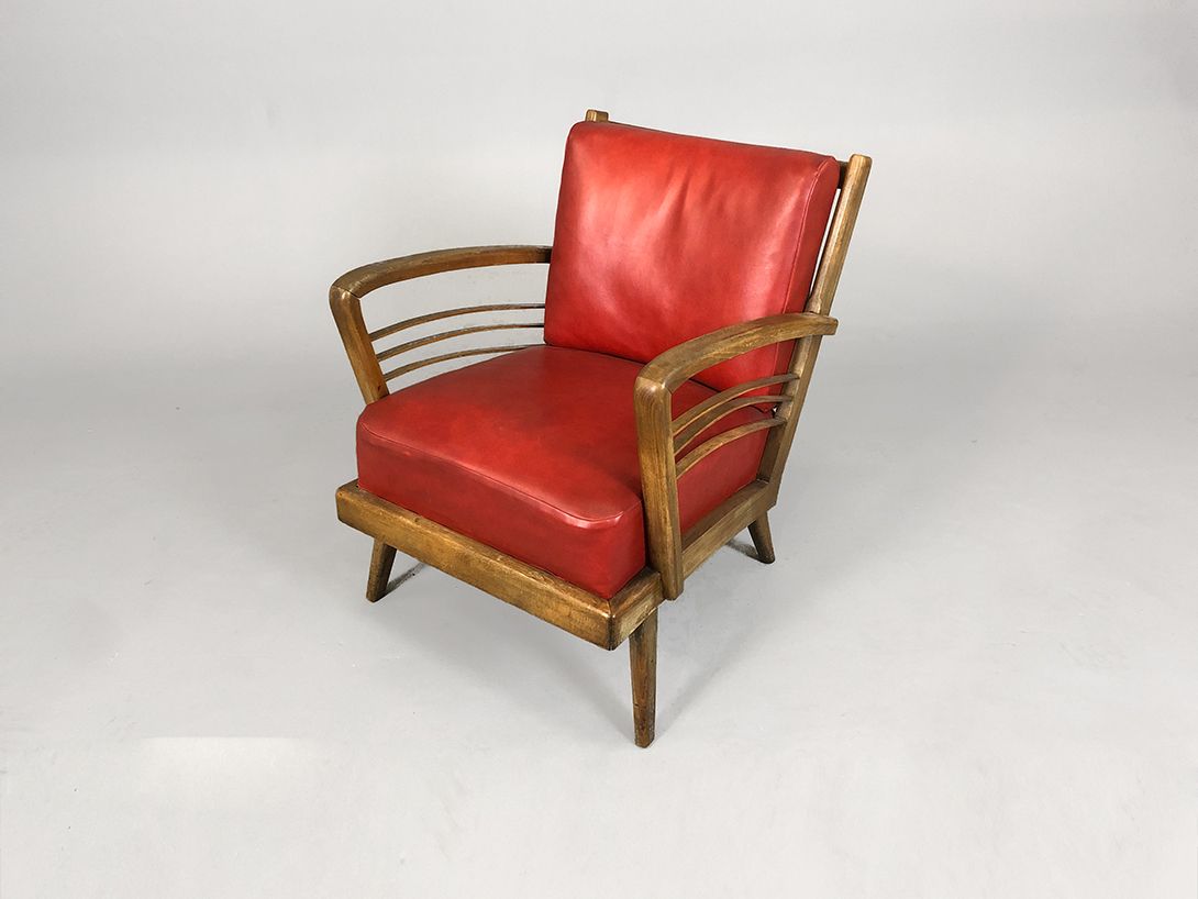 Foto Red Armchair with Wooden Frame