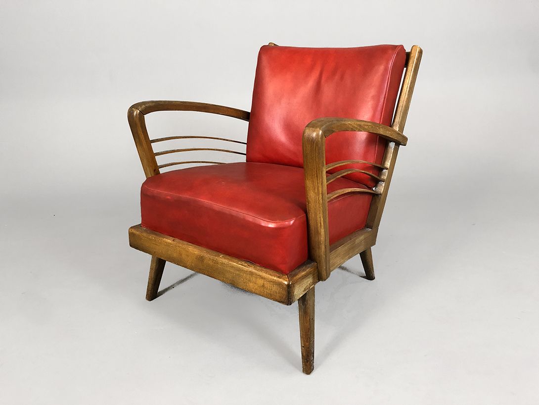 Foto Red Armchair with Wooden Frame