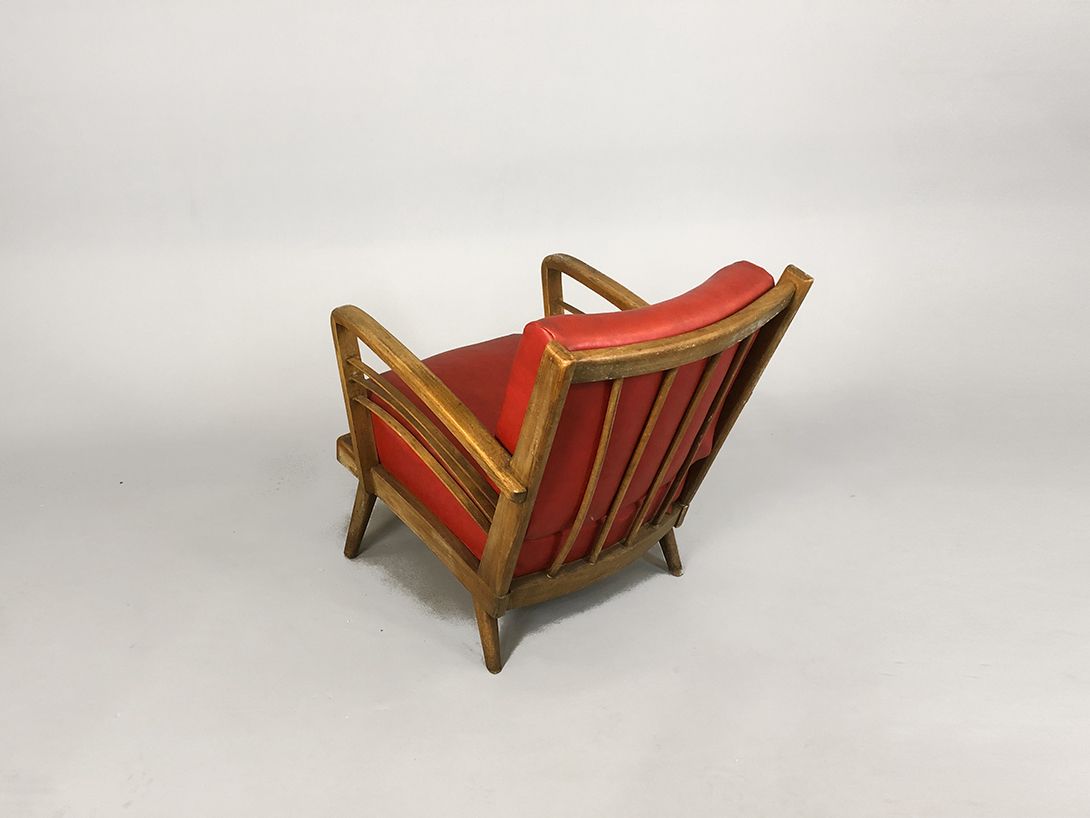 Foto Red Armchair with Wooden Frame