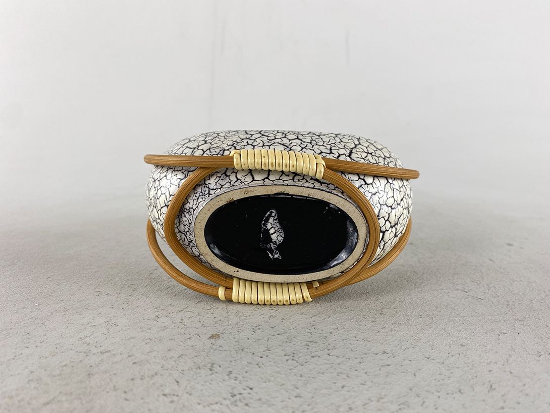 Foto Tiny Cracked Bowl with Handle