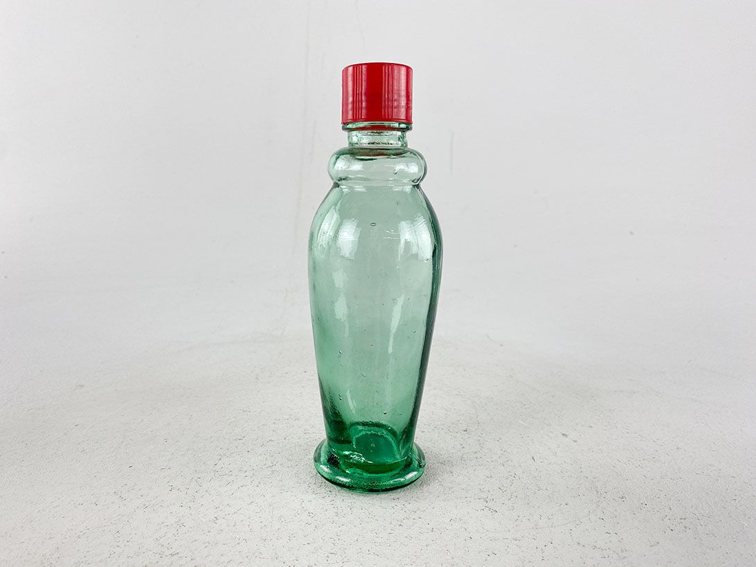 Foto Green Glass Bottle with Red Cap