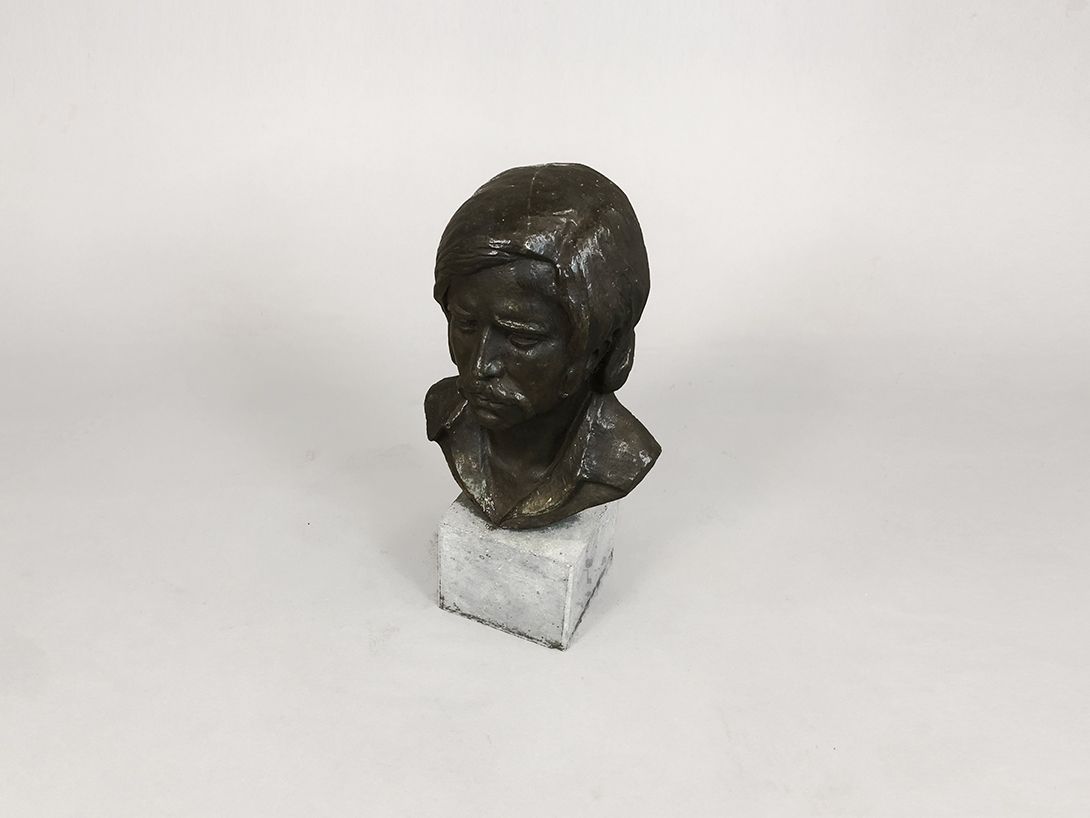 Foto Metal Bust with Stone Base