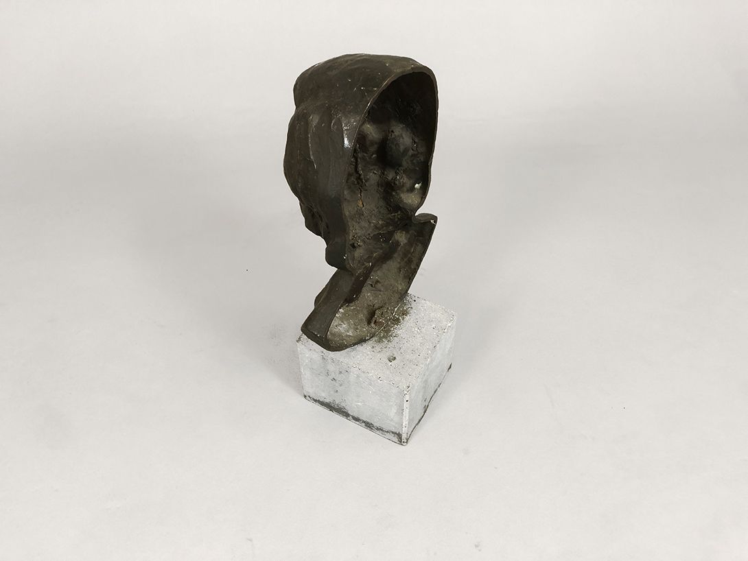 Foto Metal Bust with Stone Base