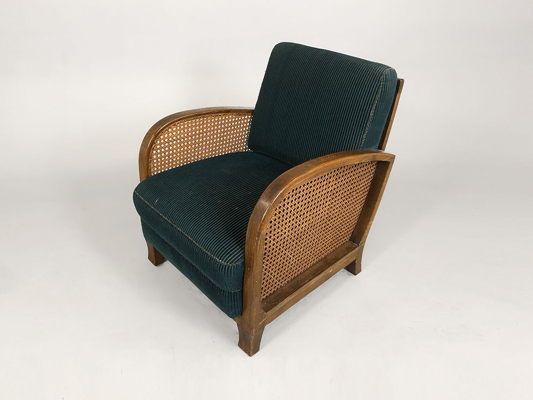 Foto Green Armchair with Basket Frame and Wooden Base