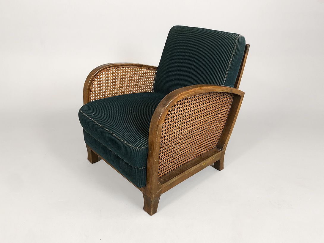 Foto Green Armchair with Basket Frame and Wooden Base