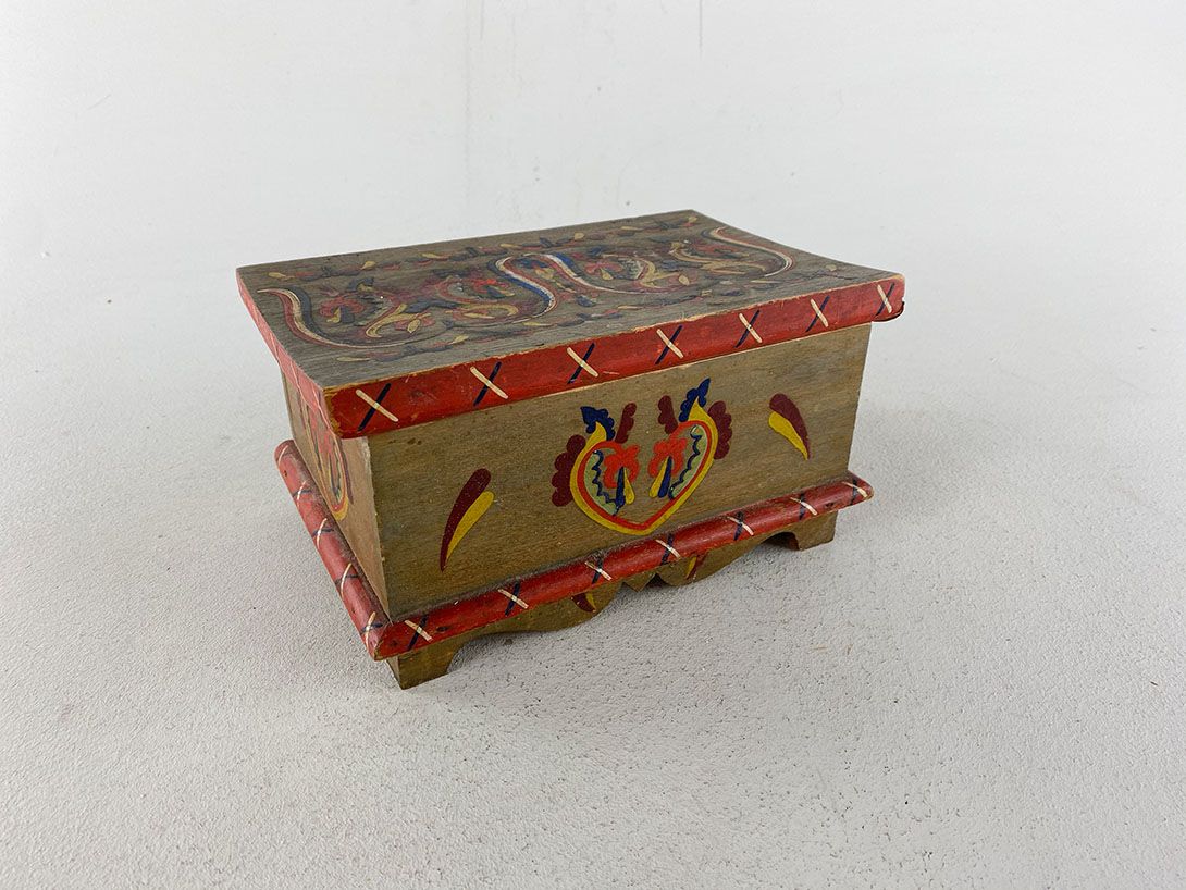 Foto Lovely Handcrafted Chest, Germany