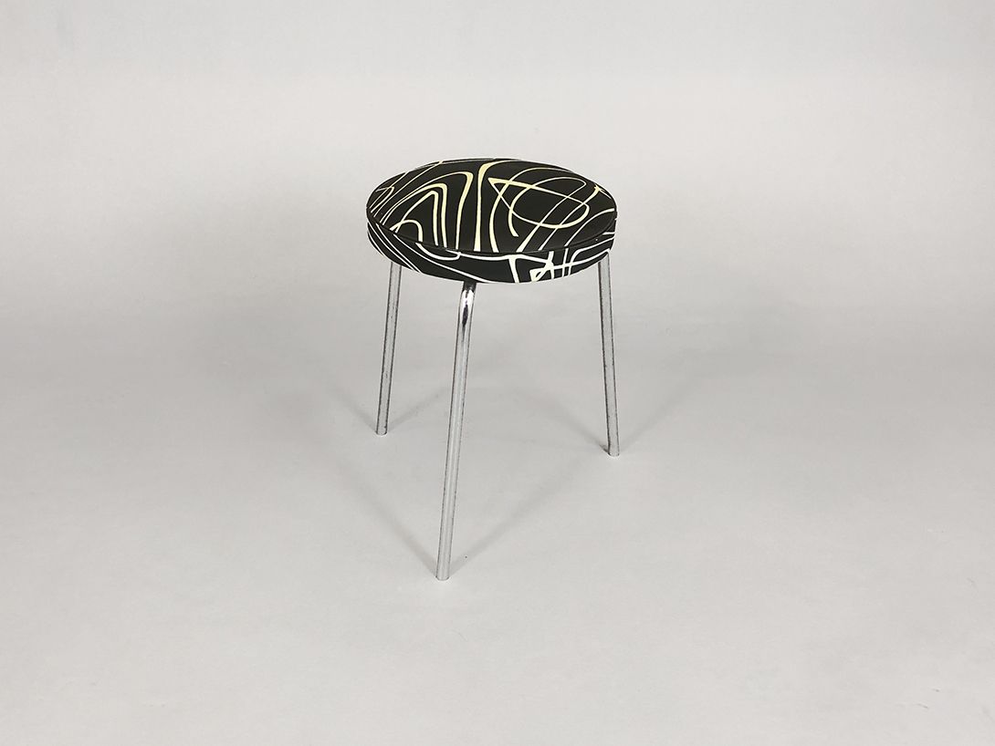 Foto Upholstered Stool with Three-Legged Chrome Base