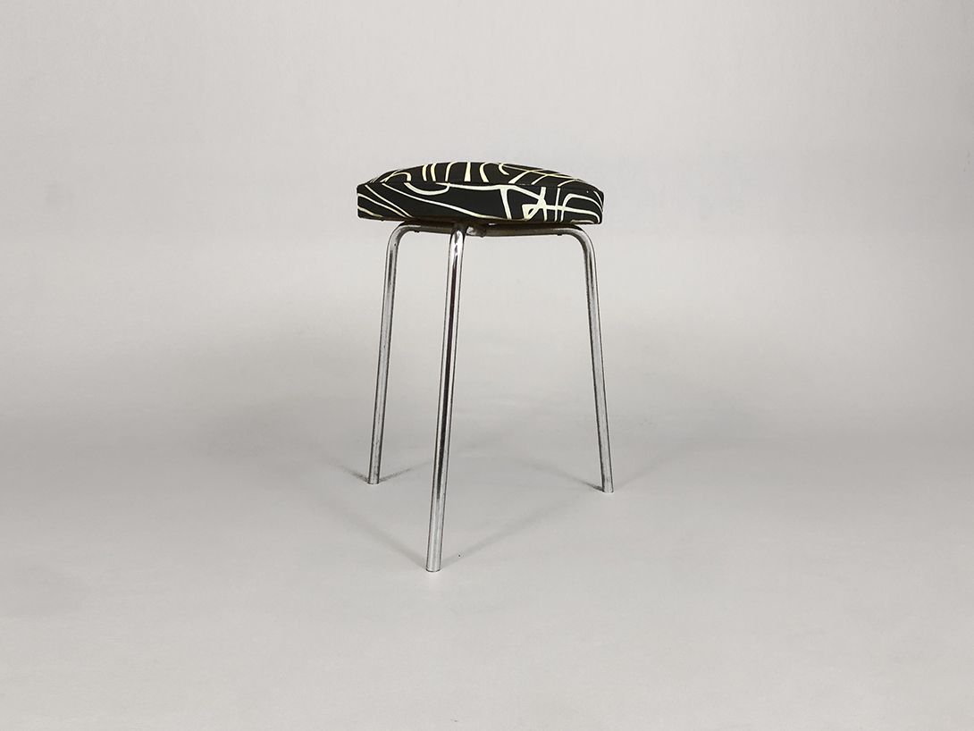 Foto Upholstered Stool with Three-Legged Chrome Base