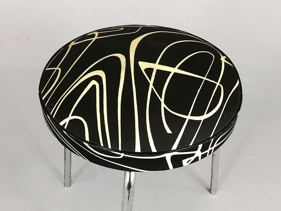 Foto Upholstered Stool with Three-Legged Chrome Base