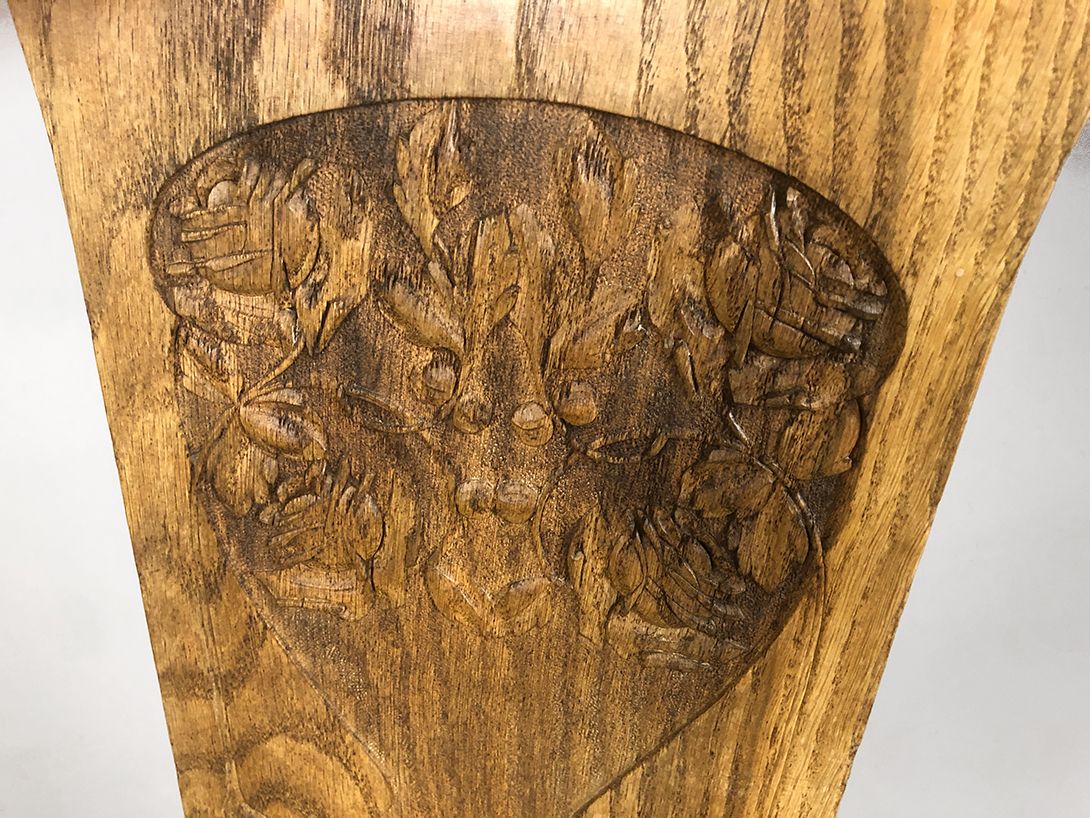 Foto Fantastic Art Nouveau Chair with Carvings