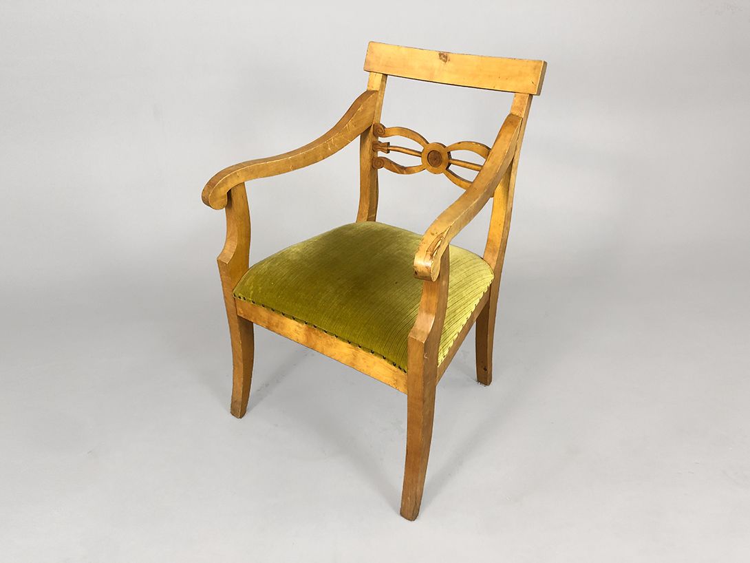 Foto Wooden Armchair with Green Velvet Upholstery