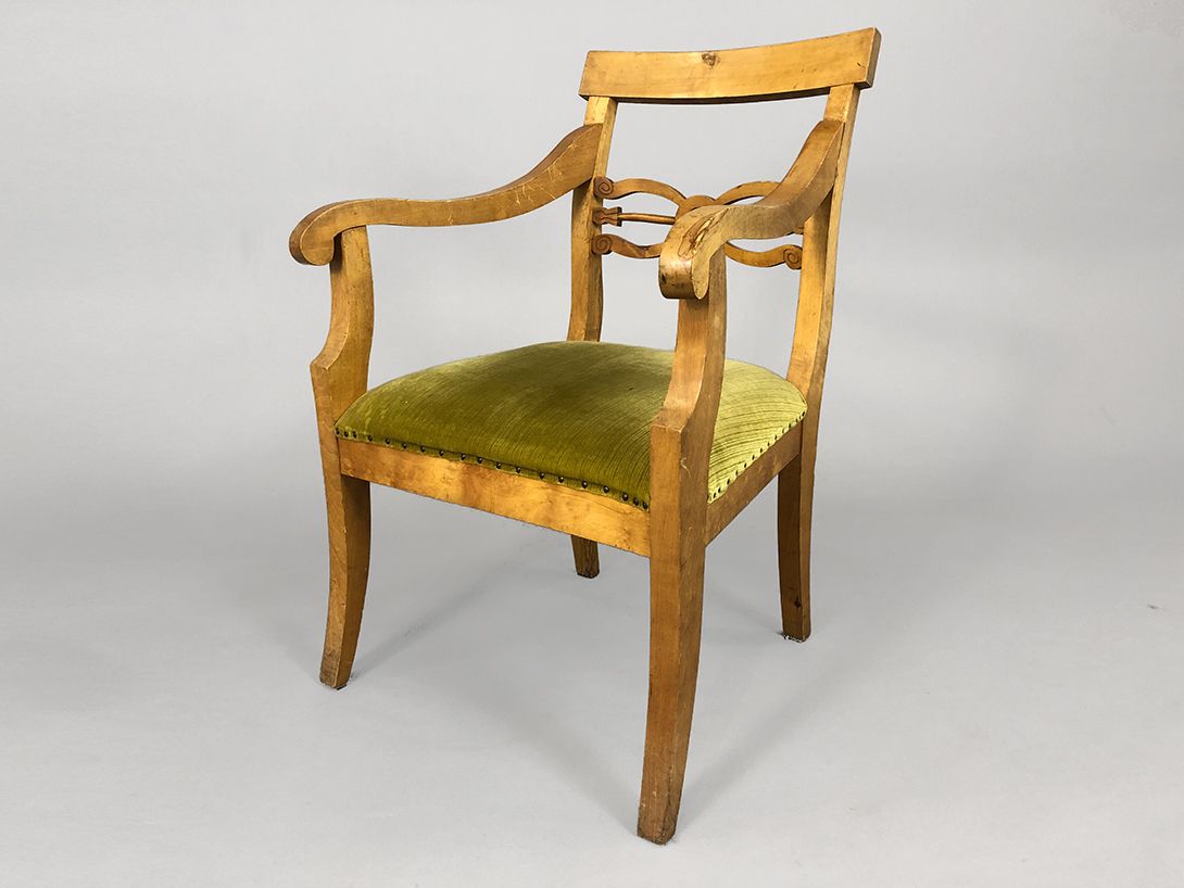 Foto Wooden Armchair with Green Velvet Upholstery