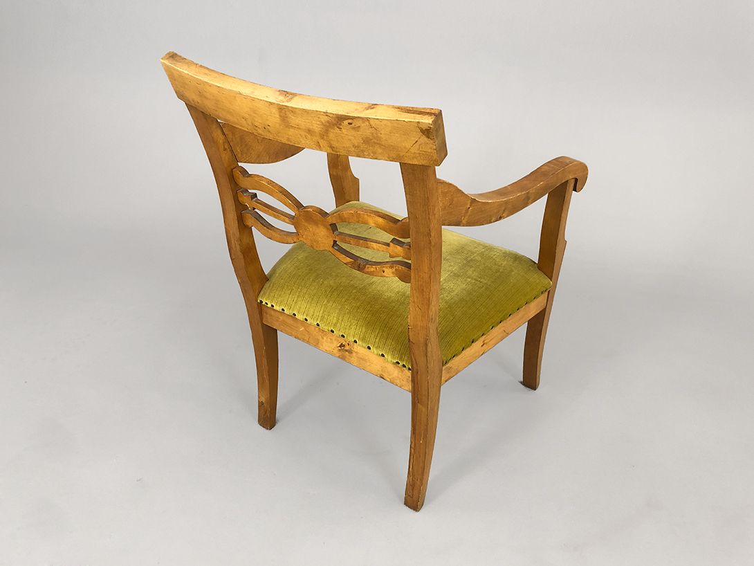 Foto Wooden Armchair with Green Velvet Upholstery