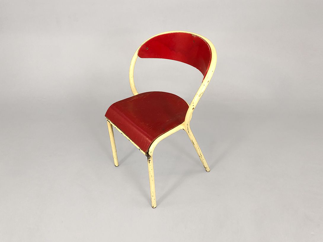 Foto Red Chair with White Metal Frame