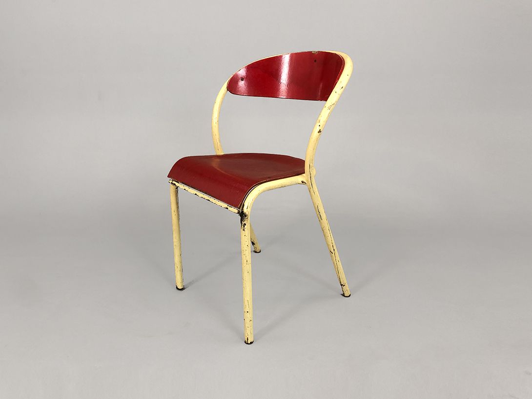 Foto Red Chair with White Metal Frame