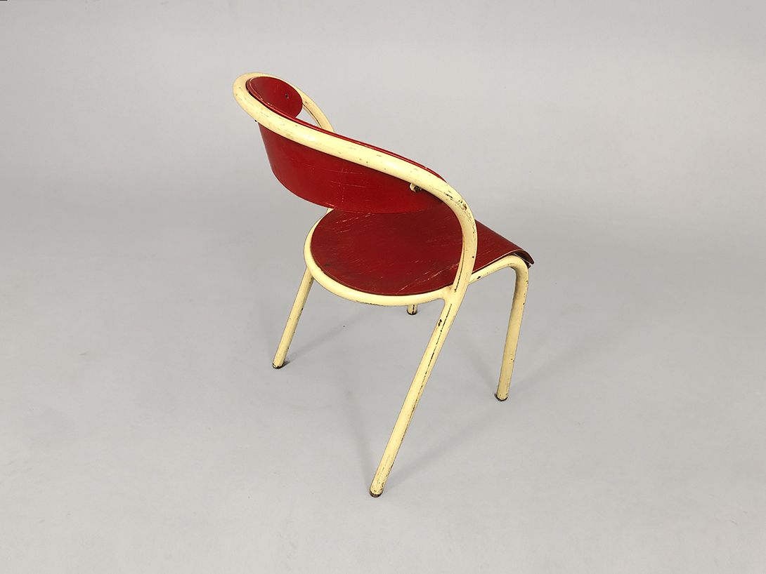 Foto Red Chair with White Metal Frame