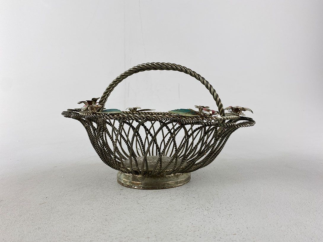 Foto Metal Basket with Flowers