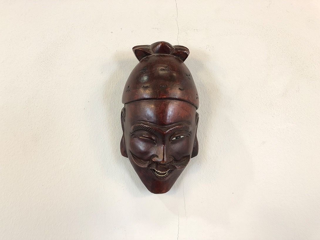 Foto Small Chinese Carved Mask with Mustache h16x9