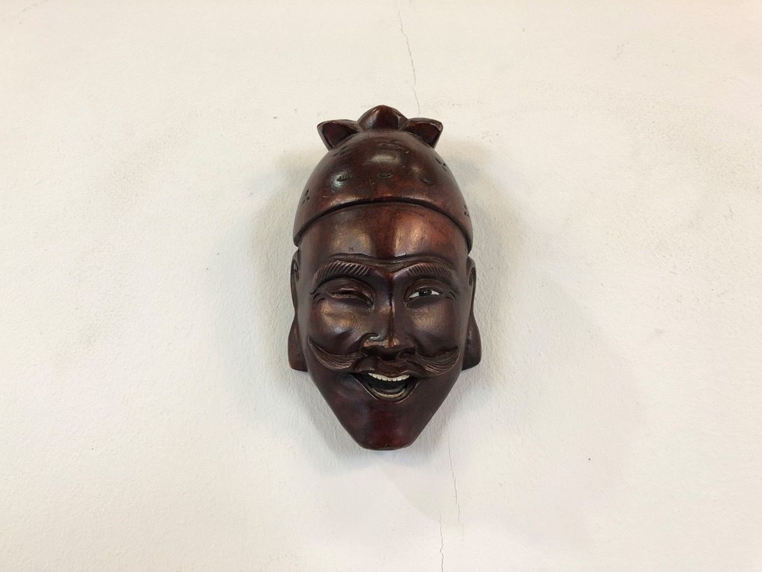 Foto Small Chinese Carved Mask with Mustache h16x9