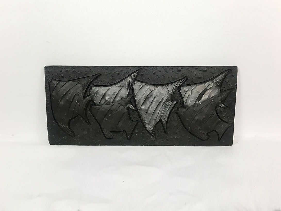 Foto Grey Carved Fish Artwork 18B6