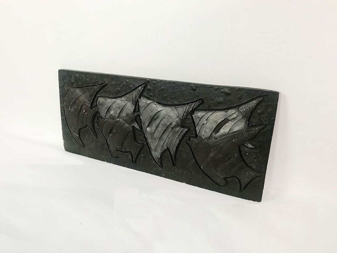 Foto Grey Carved Fish Artwork 18B6