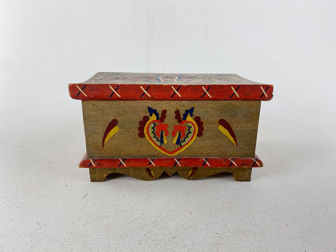 Foto Lovely Handcrafted Chest, Germany