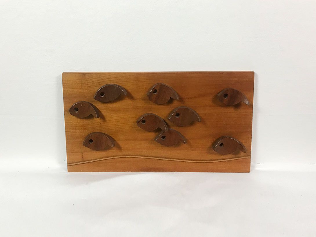 Foto Wooden Relief with Carved Fish 17C3