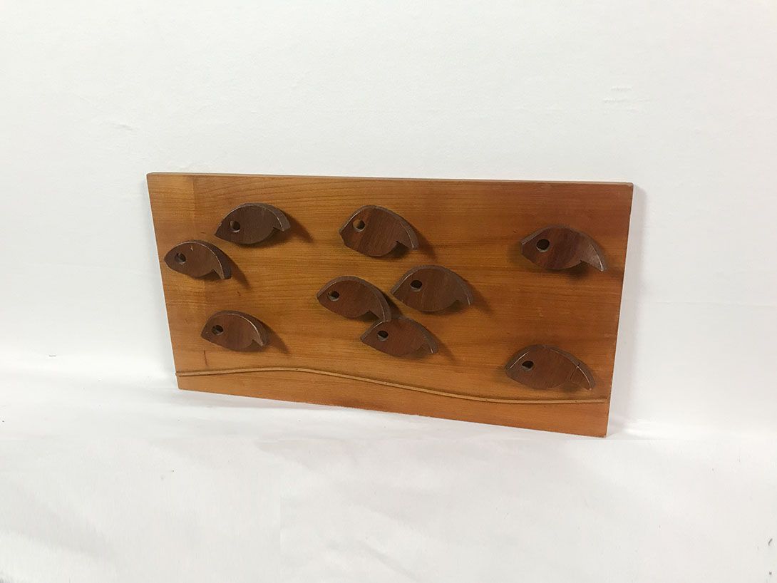 Foto Wooden Relief with Carved Fish 17C3