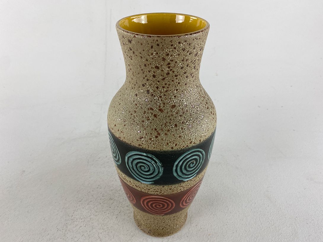 Foto Matte Beige Vase with Glowing Stripes h31 B5
