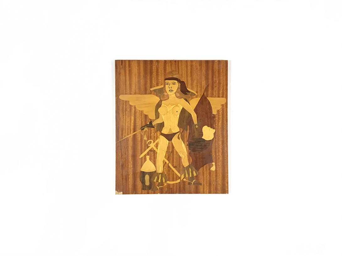 Foto Wooden Artwork of a Warrior Woman 17D11