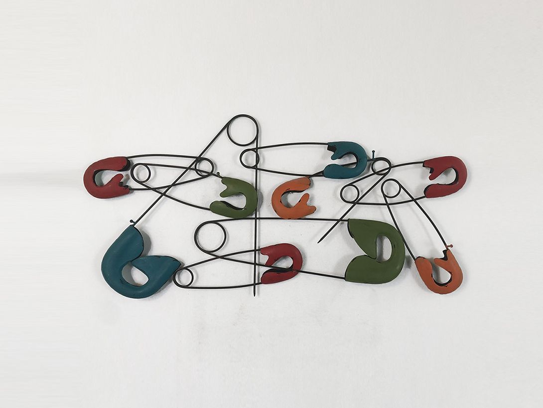 Foto Safety Pin Wardrobe
