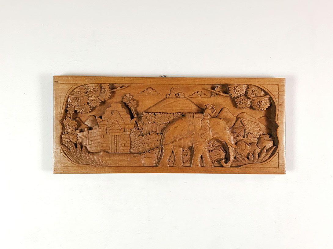 Foto Carved Wooden Artwork with Elephant 17A11