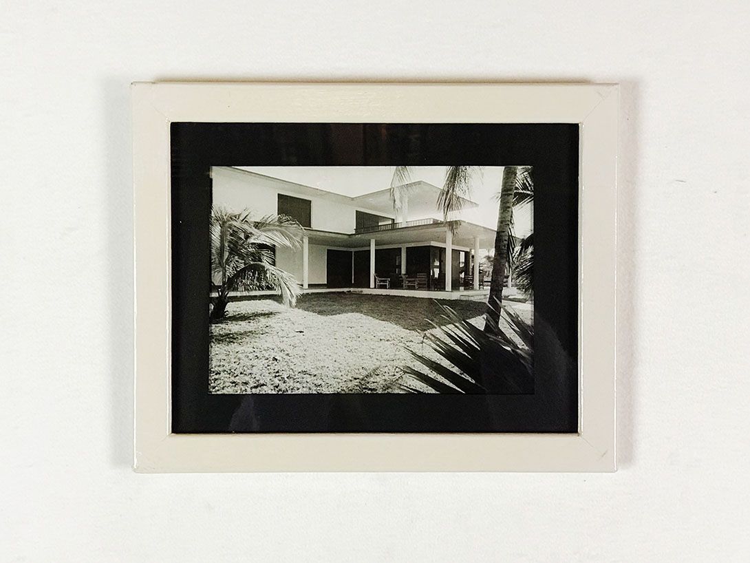 Foto Black and White Photography of a House 14A06