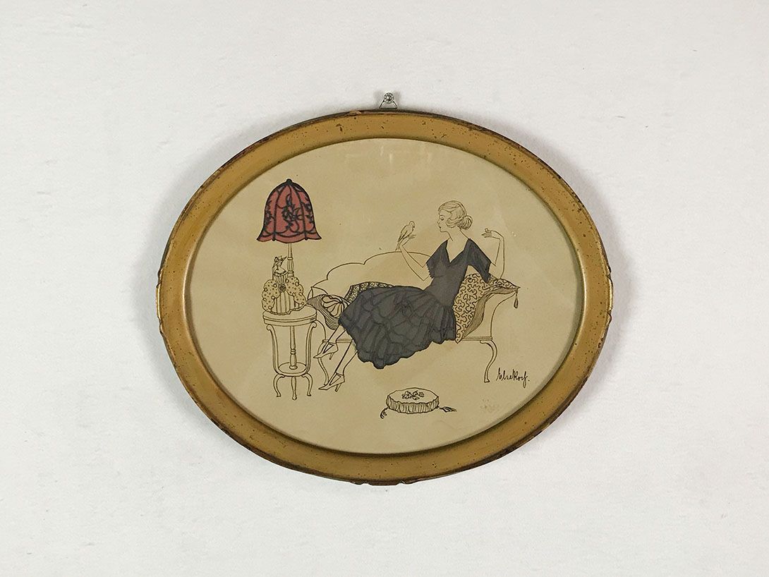 Foto Oval Embroidered Artwork of a Lounging Lady 12A21