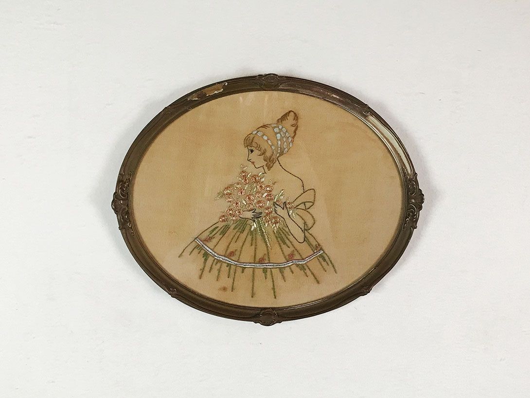 Foto Oval Embroidered Artwork of a Fancy Lady 12A20