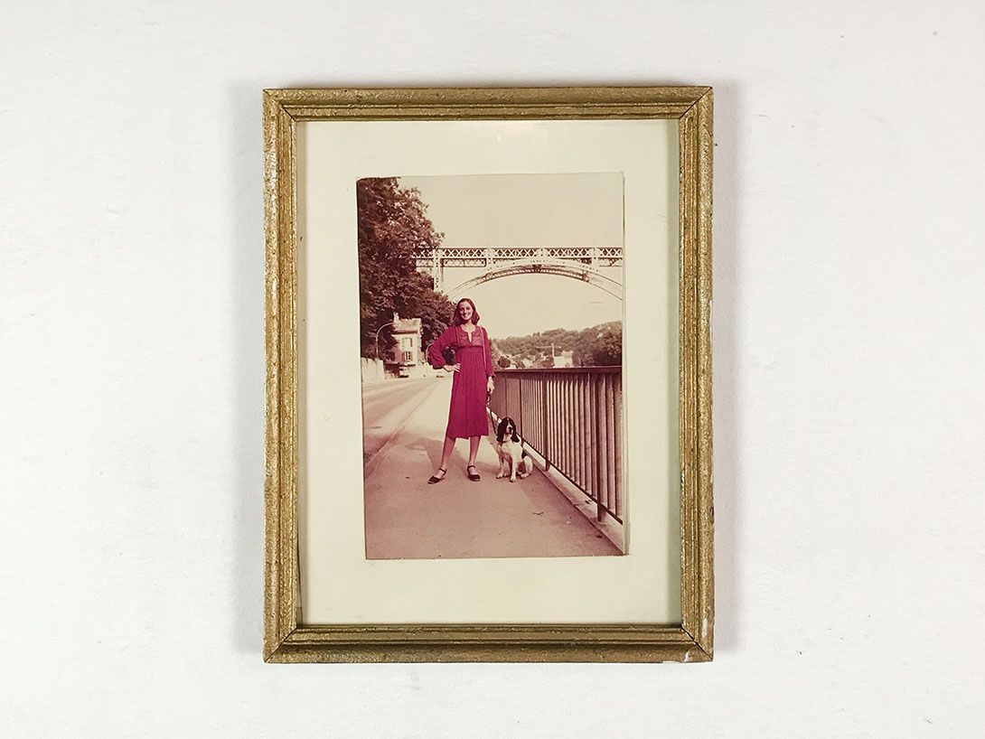 Foto Photograph of a Woman and her Dog 15C8