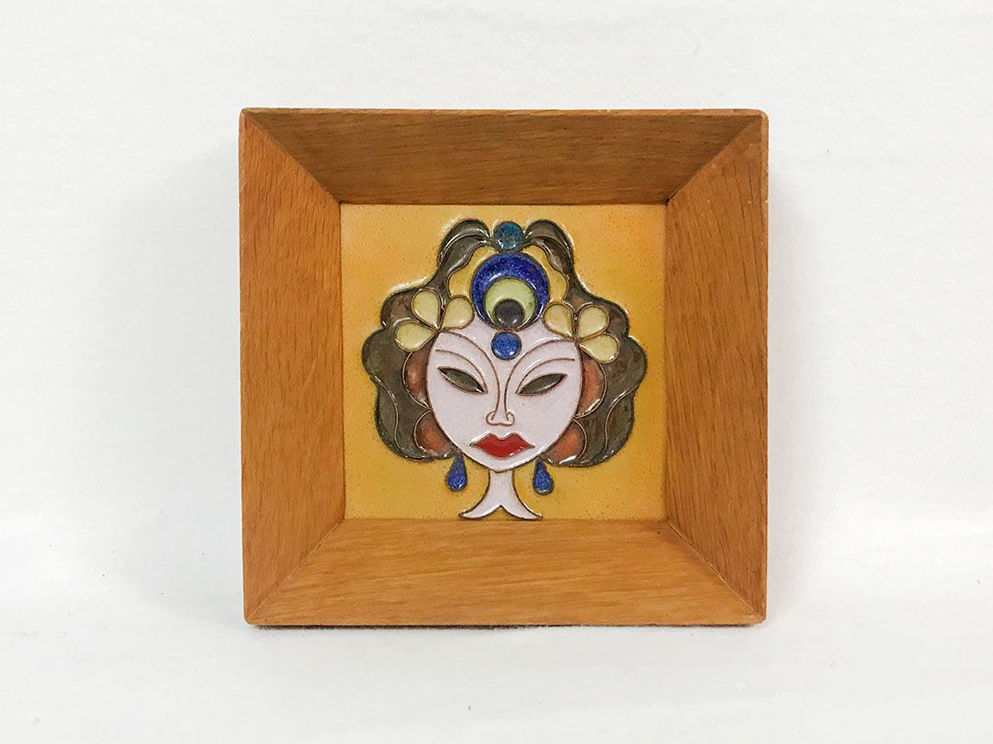 Foto Small Wooden Framed Ceramic Lady 9A9