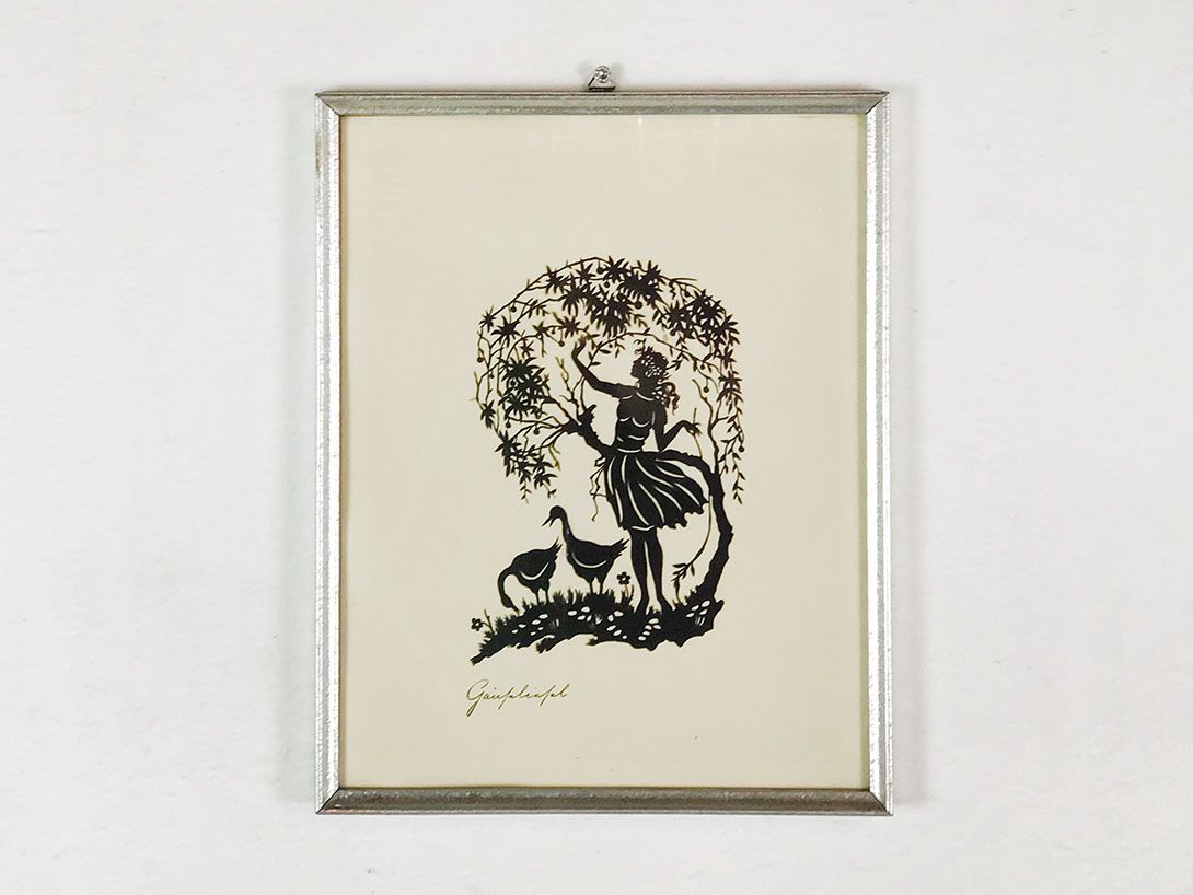 Foto Paper Cut of a Girl in her Garden 26C13