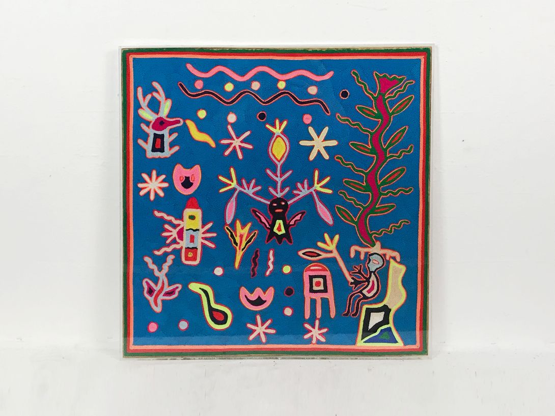 Foto Blue Embroidery Artwork, South America 37A14