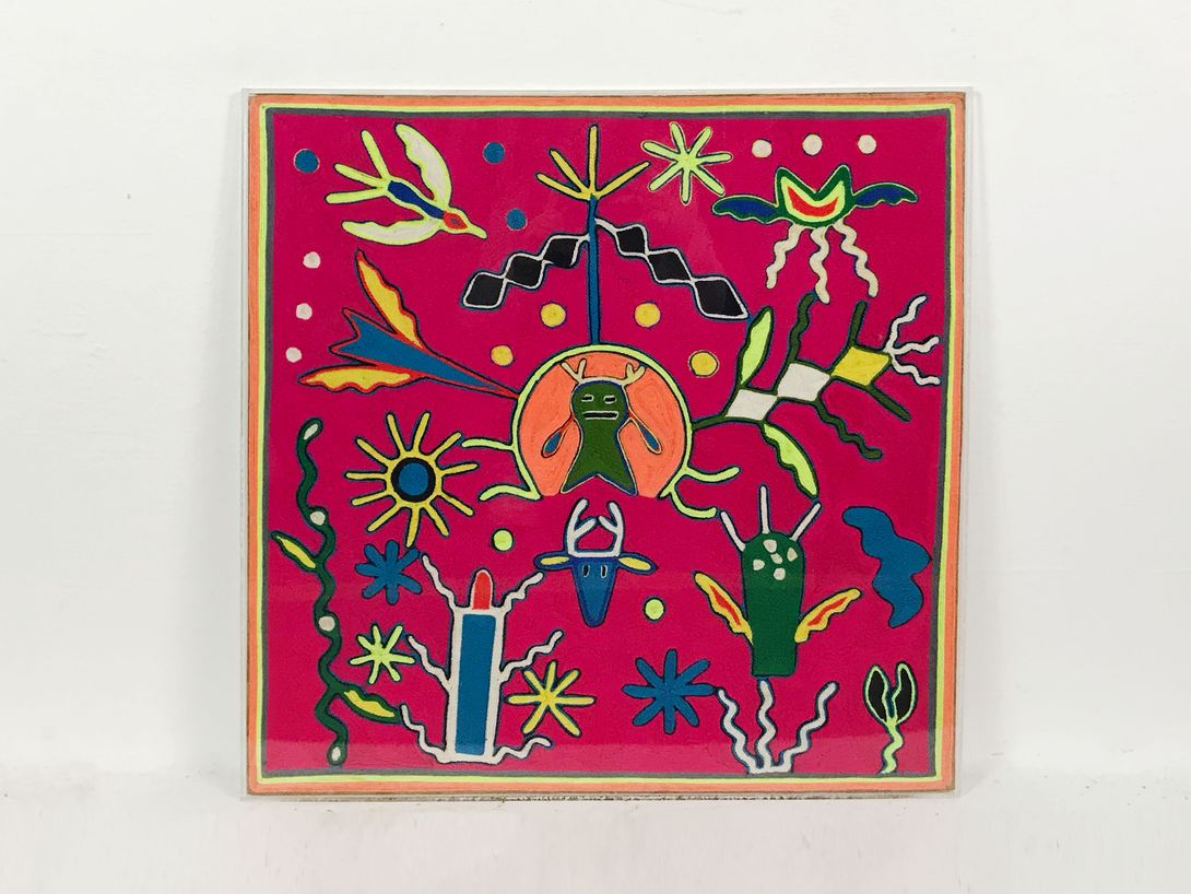 Foto Pink Embroidery Artwork, South America 37A12