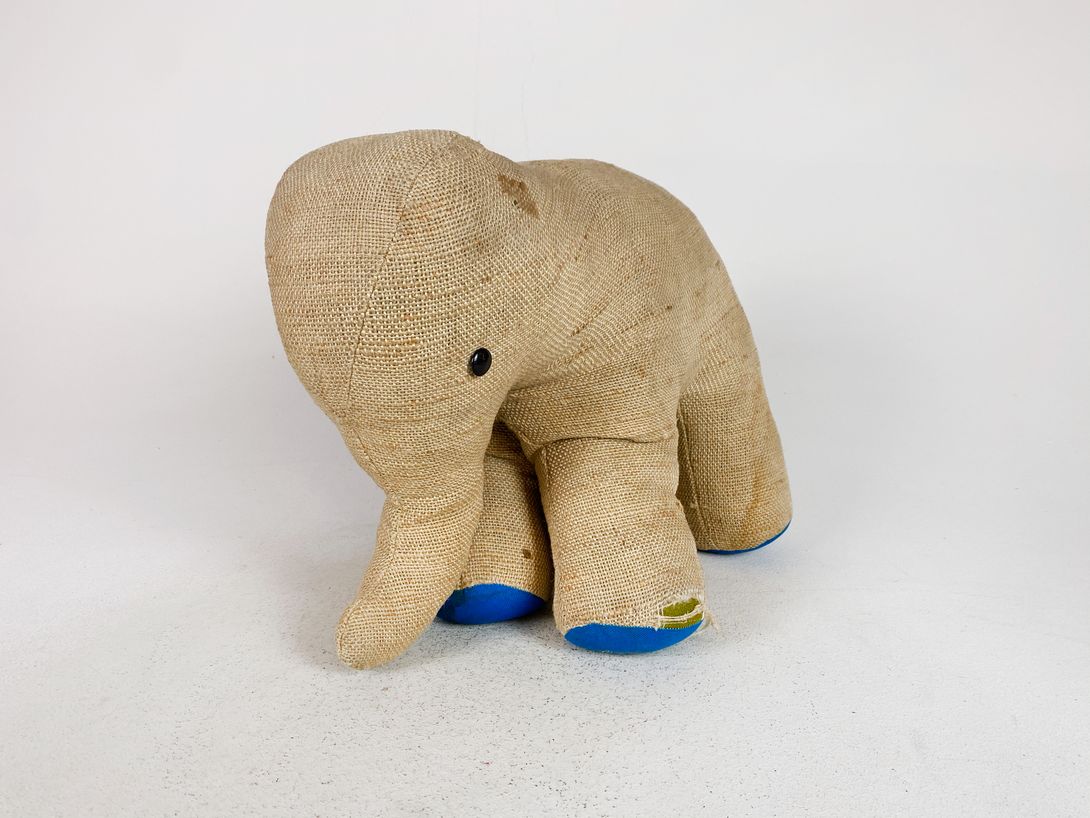 Foto Stuffed Elephant Renate Müller without Ears h31x21x39
