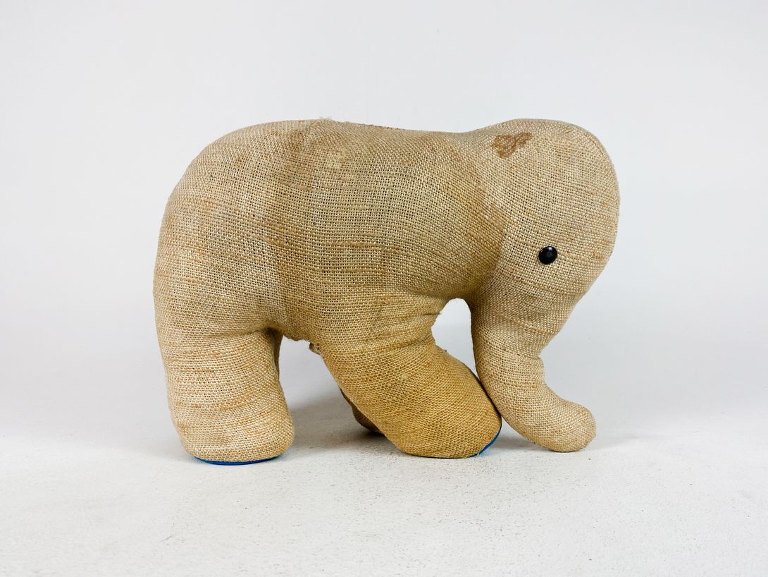 Foto Stuffed Elephant Renate Müller without Ears h31x21x39