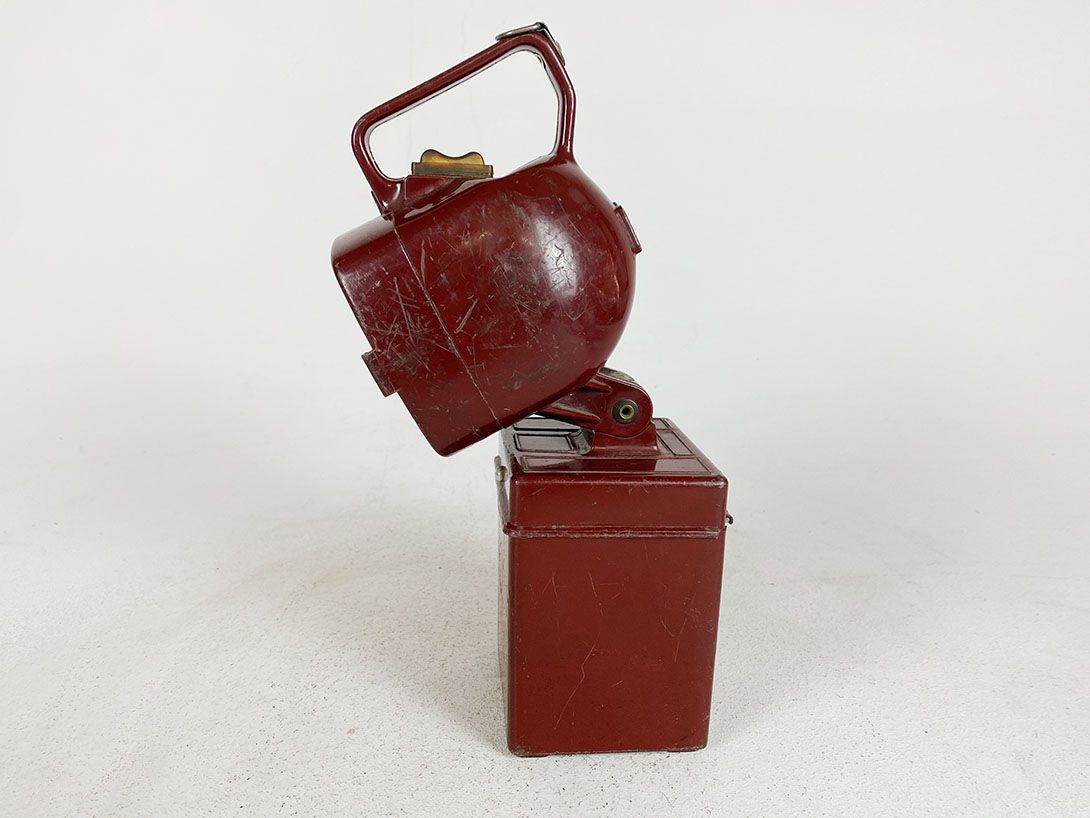 Foto Red Industrial Lamp with Handle h33