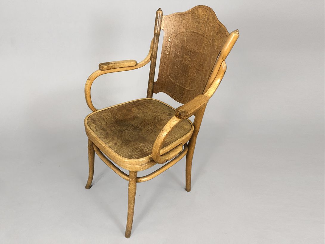 Foto Wooden Chair with Tip-Up Seat