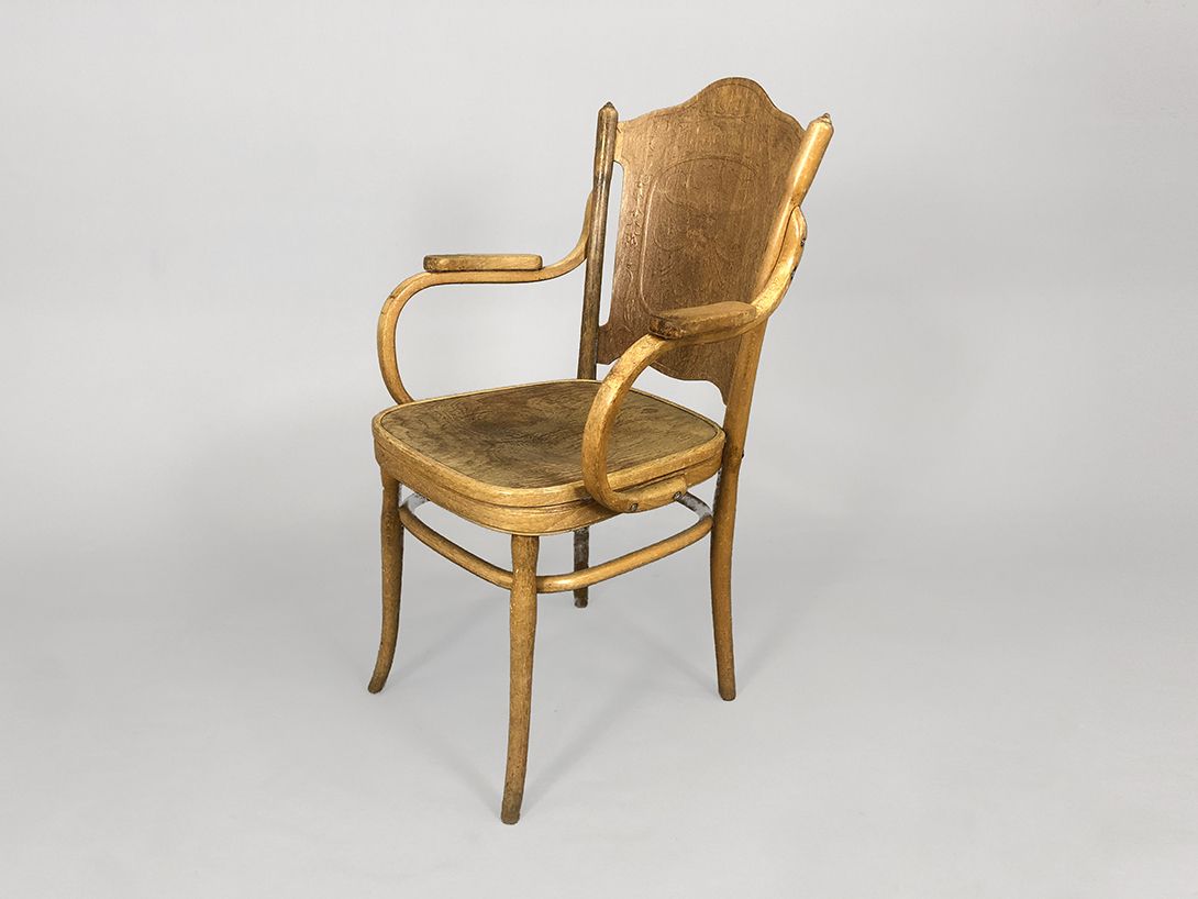 Foto Wooden Chair with Tip-Up Seat