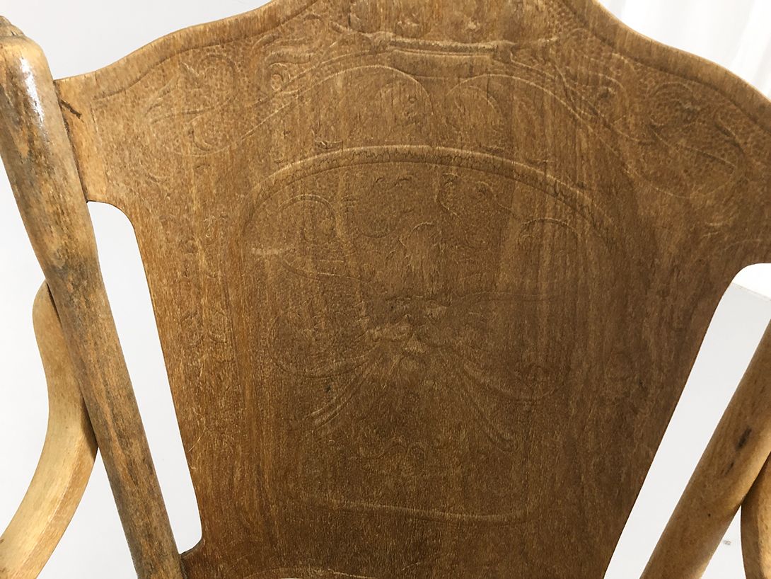 Foto Wooden Chair with Tip-Up Seat