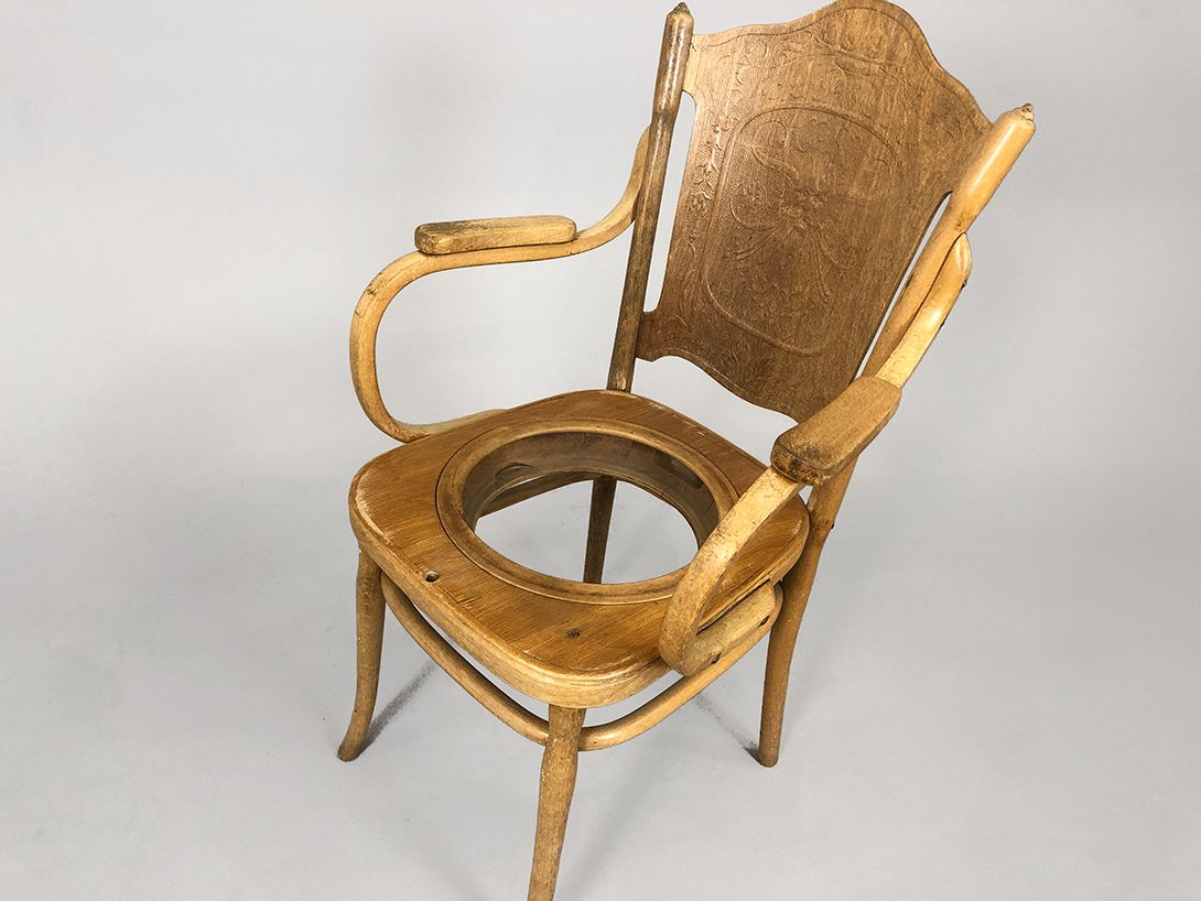 Foto Wooden Chair with Tip-Up Seat