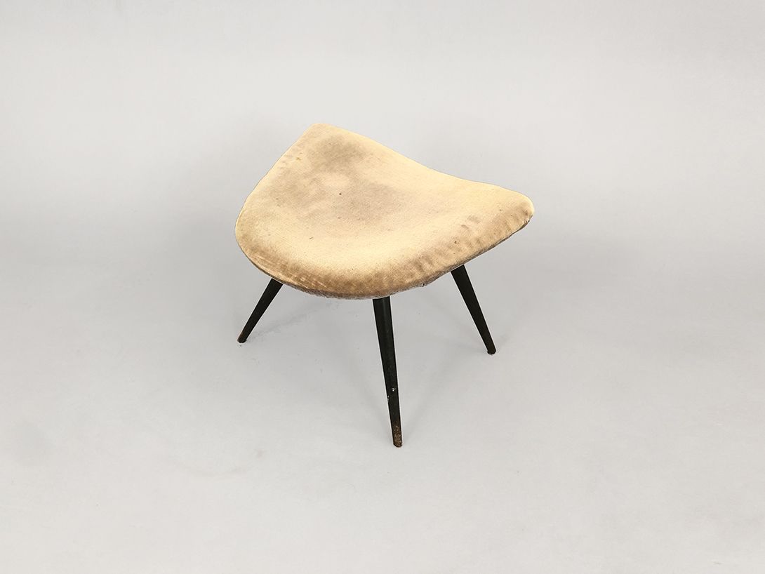 Foto Footrest with Black Wooden Base and Beige Velvet Upholstery
